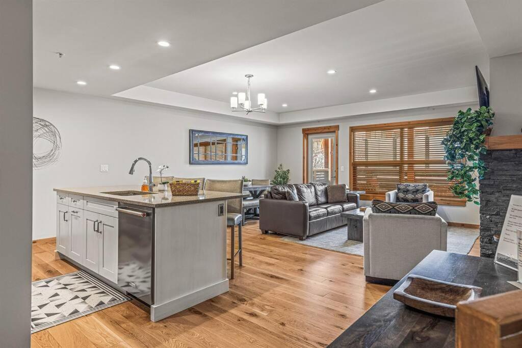 uma sala de estar em plano aberto com uma cozinha e uma sala de estar em Spring Creek Spacious Luxury & Views at White Spruce Lodge em Canmore