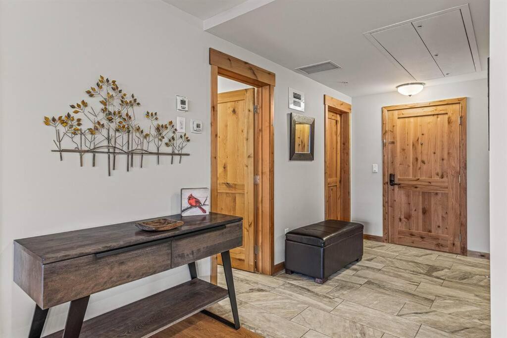 Fotografie z fotogalerie ubytování Spring Creek Spacious Luxury King One Bedroom plus Den at White Spruce Lodge v destinaci Canmore