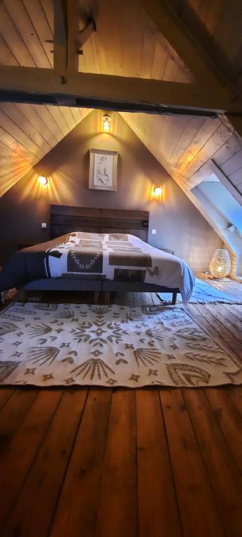 een slaapkamer met een bed op zolder bij Maison de ville in Kergrist