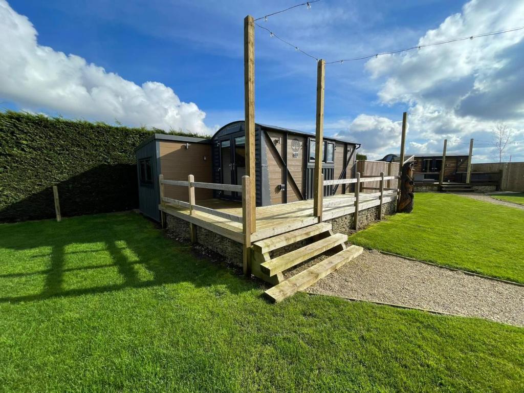 Maple Lodge Quirky Salvaged Railway Carriage with Hot Tub, Boston