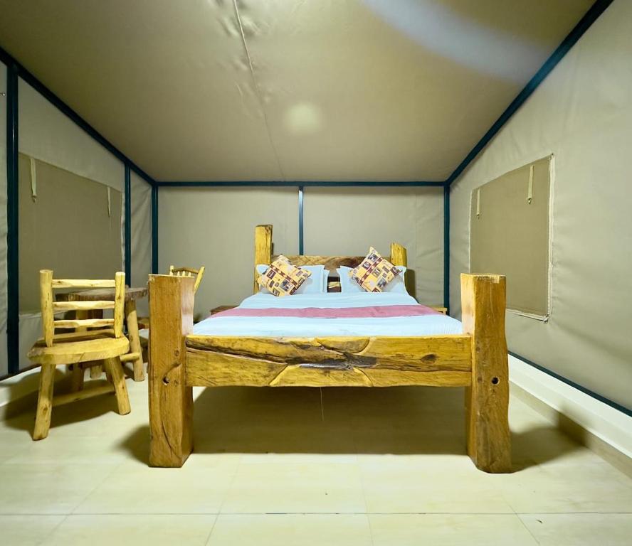 En eller flere senge i et værelse på OLORIEN MARA CAMP