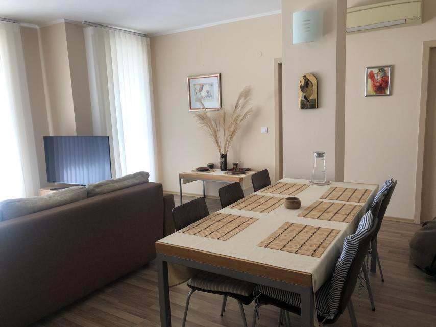 Μια τηλεόραση ή/και κέντρο ψυχαγωγίας στο Obzor Beach Resort Beachfront