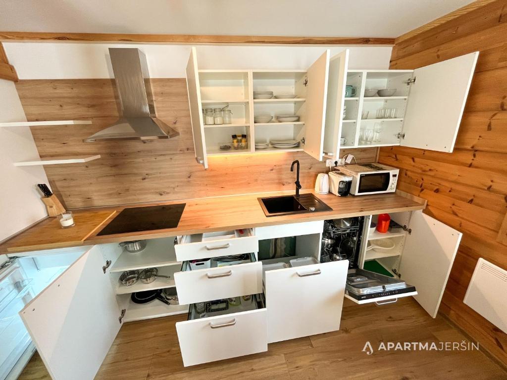 Kuchyň nebo kuchyňský kout v ubytování Apartment Jeršin