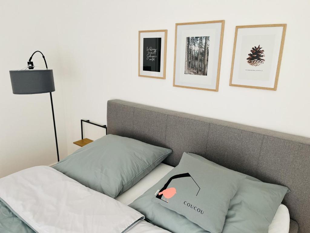 1 cama con 2 almohadas y 1 lámpara en la habitación en Coucou - Nest im Schwarzwald, en Gengenbach