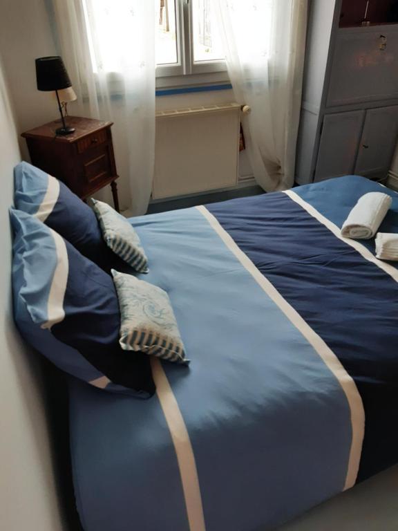 En eller flere senge i et værelse på AUX COEURS DE LOIRE