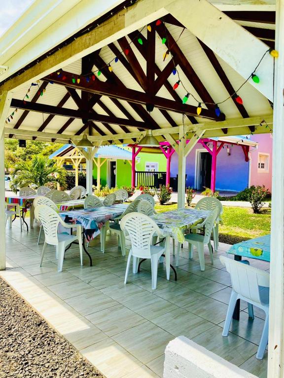 Restaurace v ubytování Bungalows Arc en Ciel