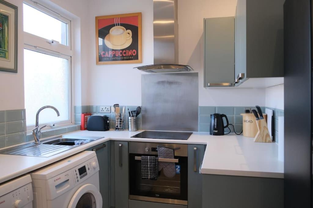 uma cozinha com fogão forno ao lado de uma máquina de lavar louça em Avon's View em Stratford-upon-Avon