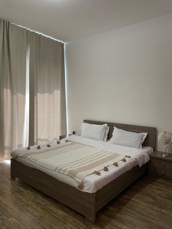 Ein Bett oder Betten in einem Zimmer der Unterkunft J V Dubai