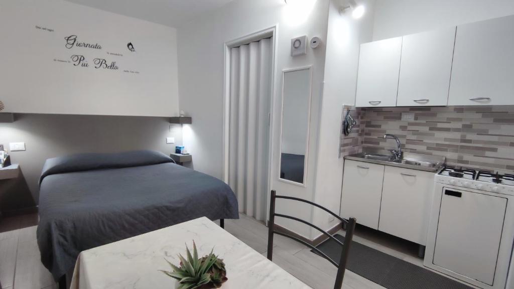 een kleine kamer met een bed en een keuken bij Casa Vacanze Da Nenè in Cefalù