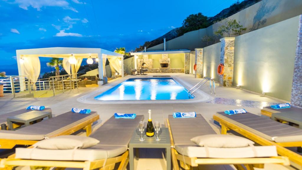 basen z szezlongami i basenem w obiekcie Royal Hill Villa - Private Pool - Sleeps 8 w mieście Hersonissos