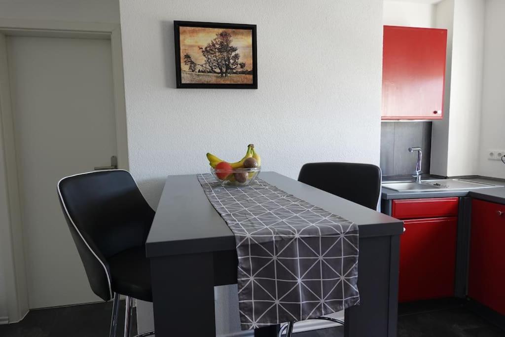 eine Küche mit einem Tisch und einer Obstschale darauf in der Unterkunft Ruhige Ferienwohnung in der Kernstadt Laubach in Laubach