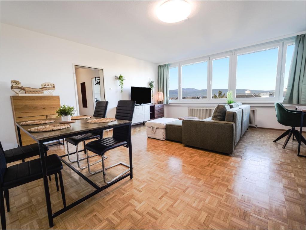 uma sala de estar com um sofá e uma mesa em Spacious Apartments with View & Free Parking em Wiener Neustadt