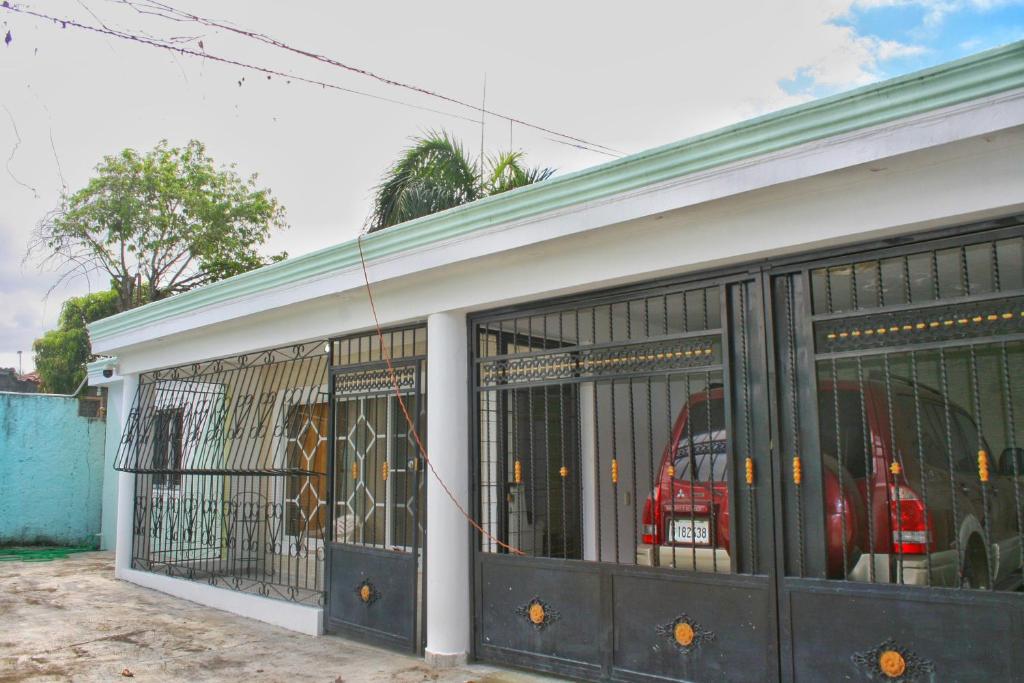 um edifício com muitos gatos em gaiolas em Camu em Camú
