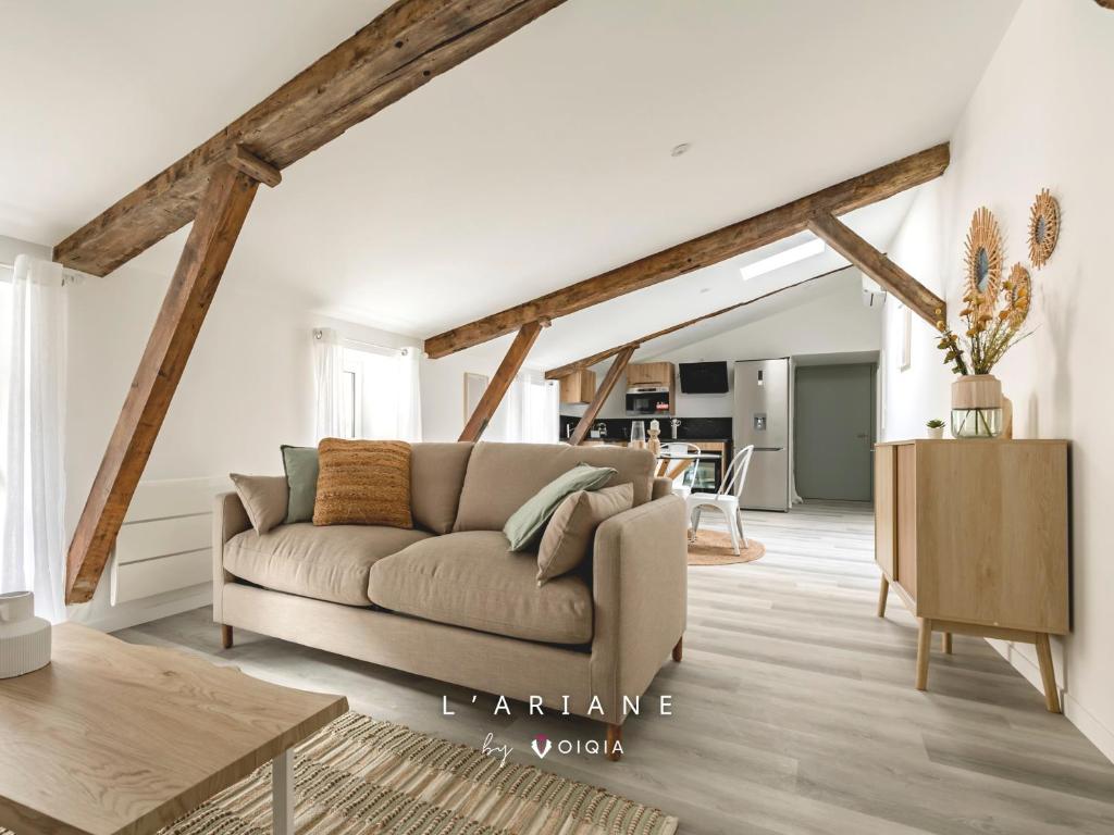 uma sala de estar com um sofá e uma mesa em L’Ariane - Centre-Ville - Arrivée Autonome em Niort