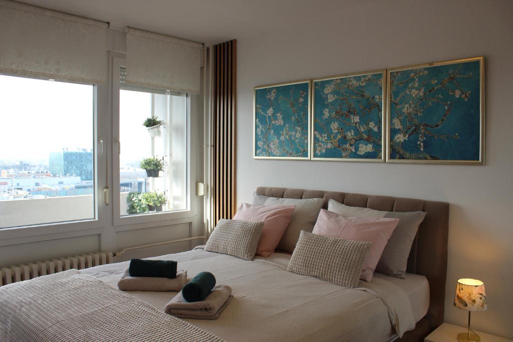 um quarto com uma cama grande com duas toalhas em Apartments High em Zagreb