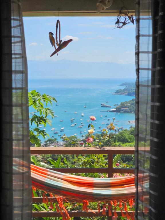 a window with a view of the ocean at Tranquilidade e vista privilegiada in Ilhabela