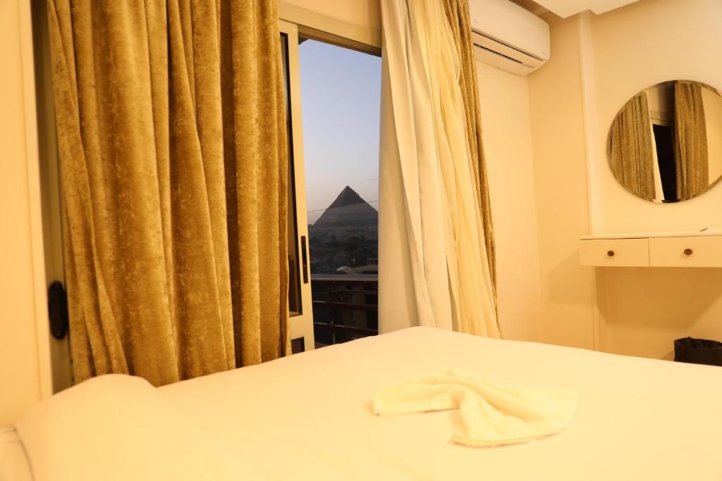 Postel nebo postele na pokoji v ubytování Pyramids heart view hotel