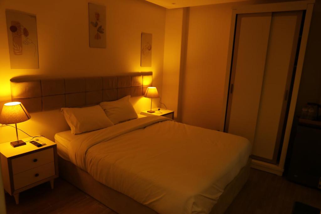Postel nebo postele na pokoji v ubytování Pyramids heart view hotel