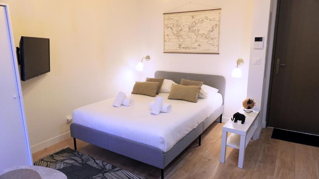 een slaapkamer met een bed met 2 kussens erop bij Centre Cannes, Studio 103, 2 personnes By Palmazur in Cannes