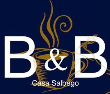 ボローニャにあるCasa Salbego B&Bの青色の背景の白金のロゴ