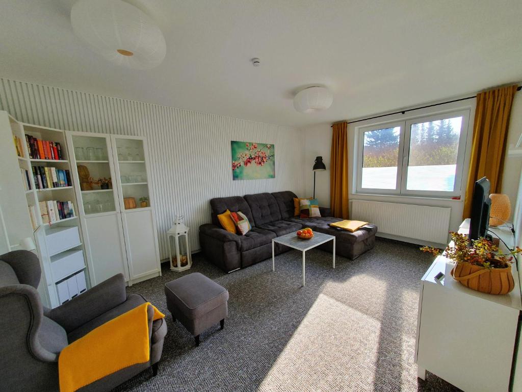 uma sala de estar com um sofá e uma televisão em Ferienhaus Winkler - FeWo Nordland - KEINE MONTEURE em Schwerin