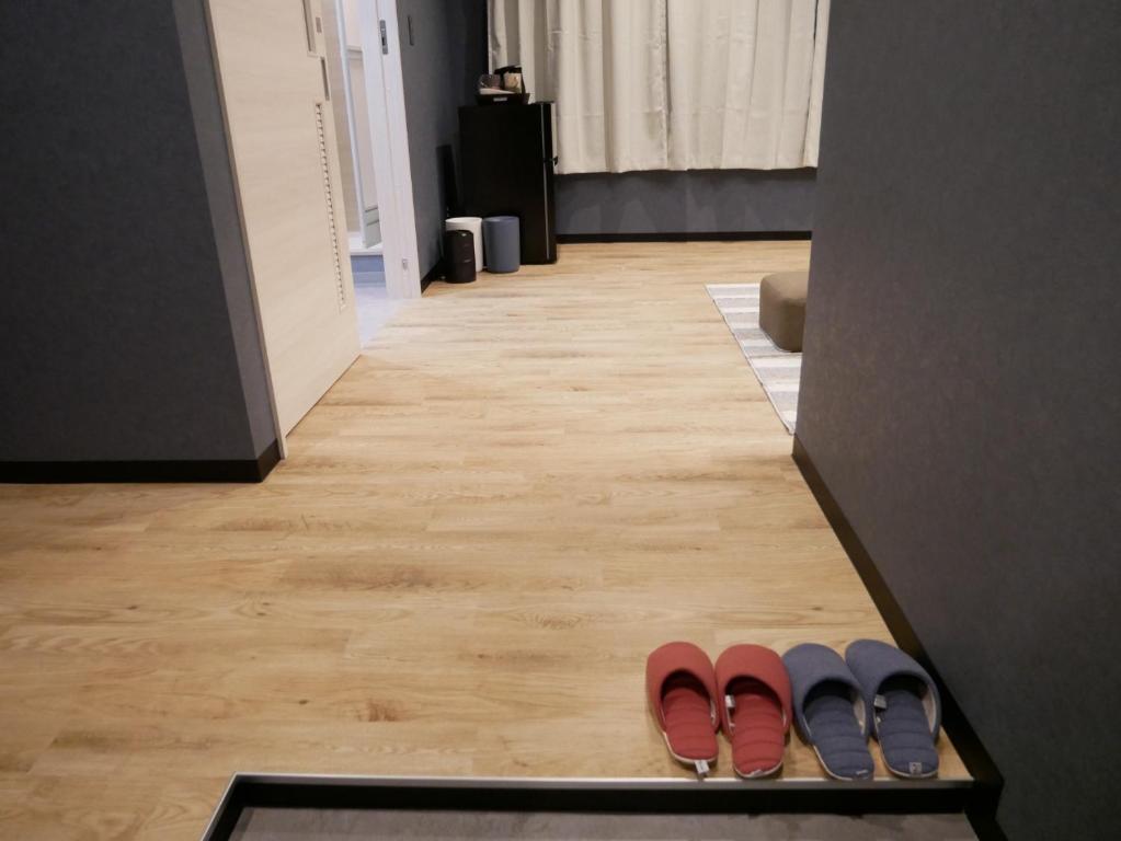 dwie pary butów siedzących na półce w korytarzu w obiekcie HOOD - Vacation STAY 19686v w mieście Amami