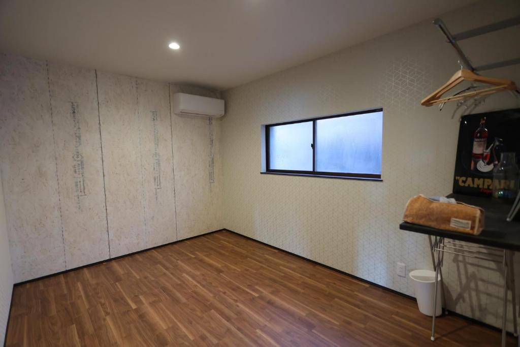 una stanza vuota con finestra e pavimento in legno di iko terrace - Vacation STAY 03195v a Kagoshima