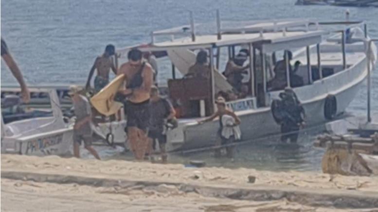 een groep mensen die op een boot op het strand stappen bij Panorama Ekas in Ekas