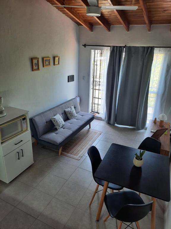 a living room with a couch and a table at Precioso departamento en Maipú in Maipú