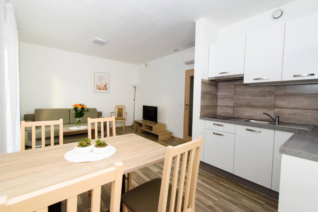 Kuchyň nebo kuchyňský kout v ubytování Solid Gold Garni Hotel