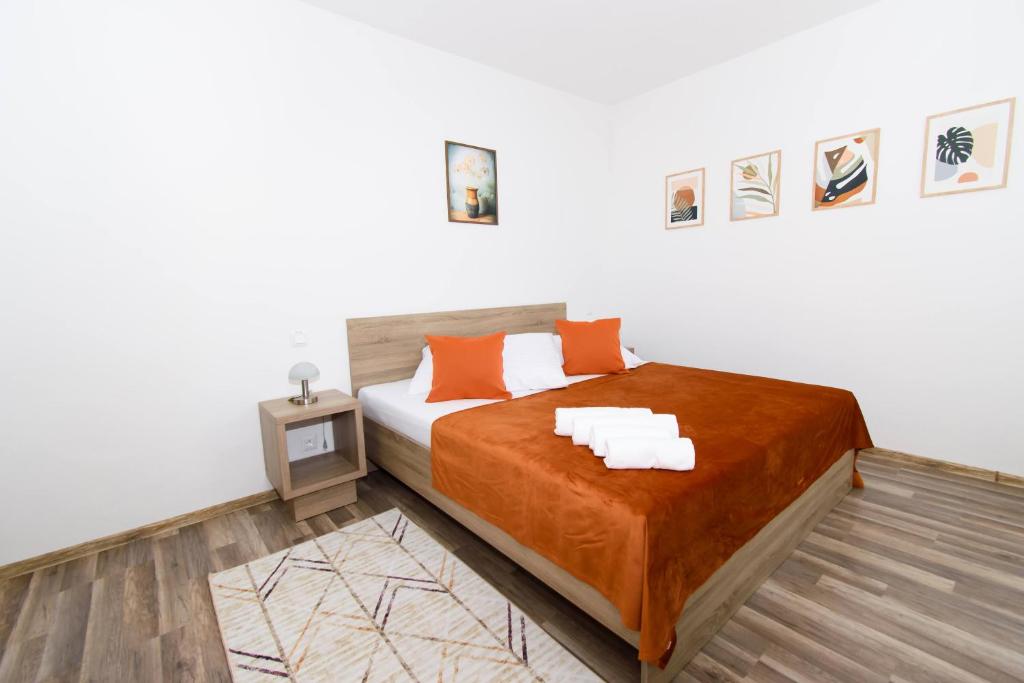 Postel nebo postele na pokoji v ubytování Solid Gold Garni Hotel