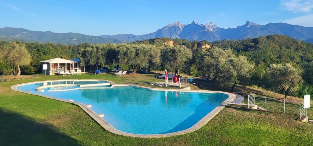 einen Blick über einen Pool mit Bergen im Hintergrund in der Unterkunft Appartamento Virginia in Monti di Licciana Nardi