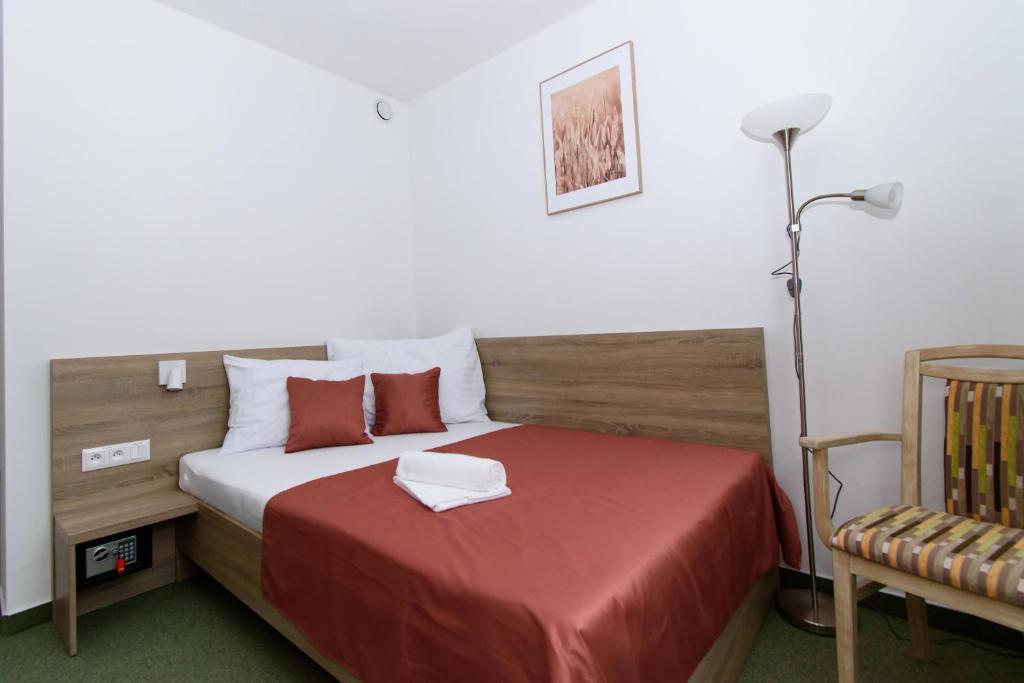 Postel nebo postele na pokoji v ubytování Solid Gold Garni Hotel