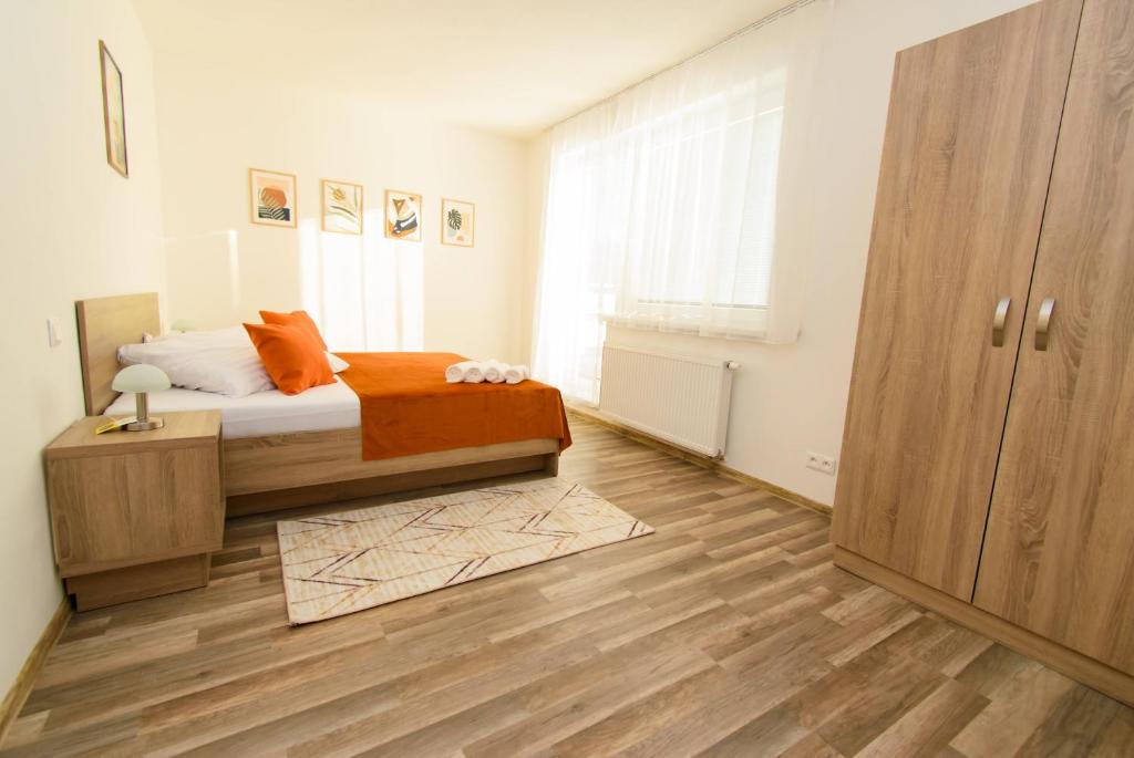 Postel nebo postele na pokoji v ubytování Solid Gold Garni Hotel