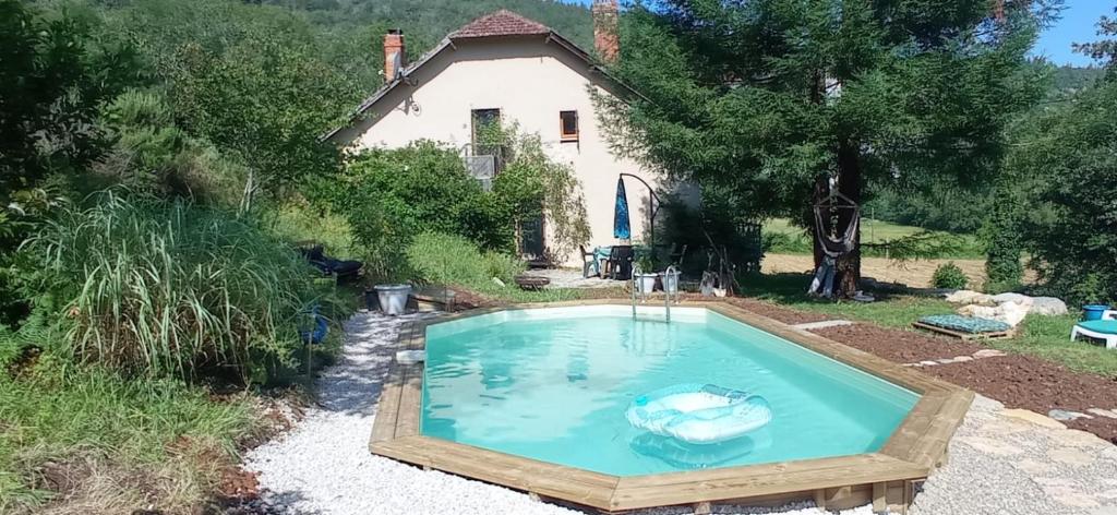 a small swimming pool in front of a house at A la Source in Saint-Cirq-Lapopie
