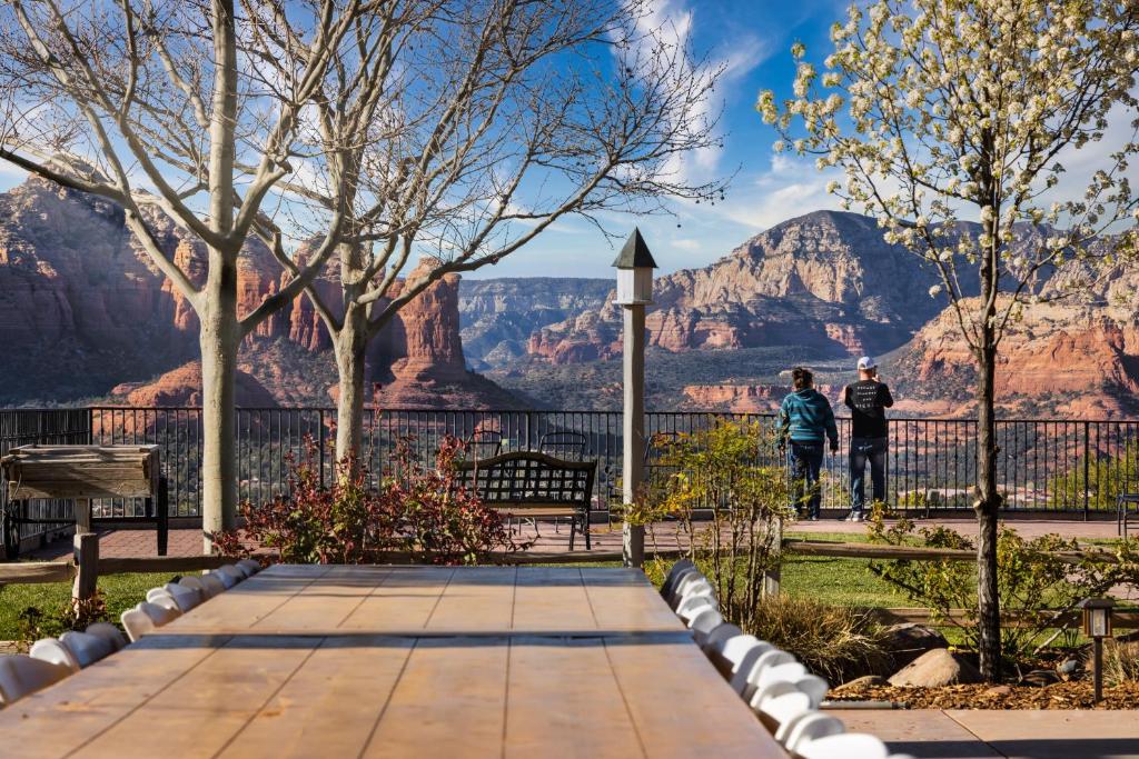 Sky Ranch Lodge photo