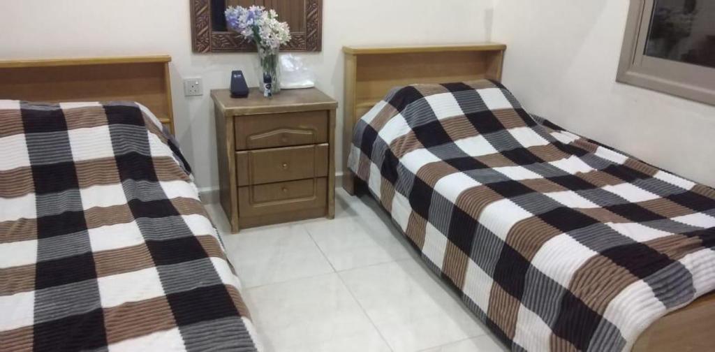 מיטה או מיטות בחדר ב-Aqaba Guesthouse