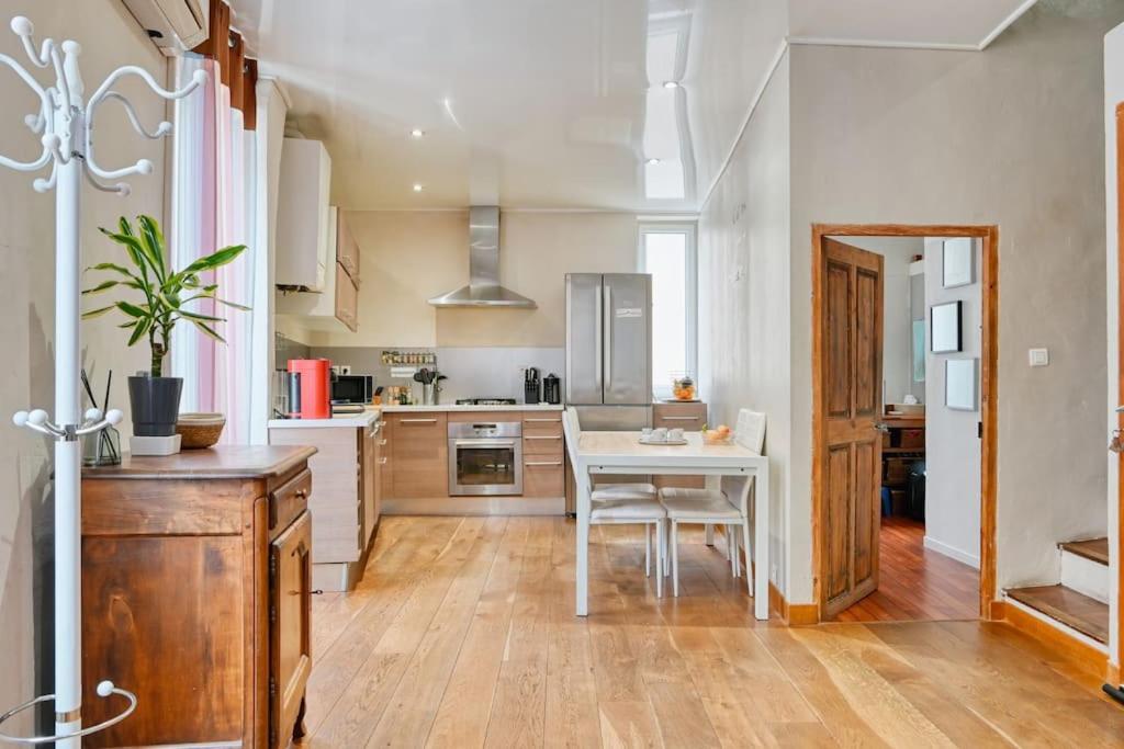 une cuisine avec une table blanche et une table blanche dans l'établissement typique maison de village d'allauch, à Allauch