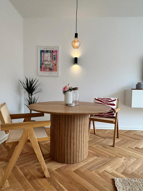 a dining room with a wooden table and chairs at Exklusive Ferienwohnung im Stadtzentrum - 24h Check-in in Kiel