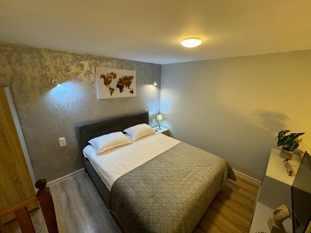 a small bedroom with a bed in a room at City Center Apartman in Satu Mare
