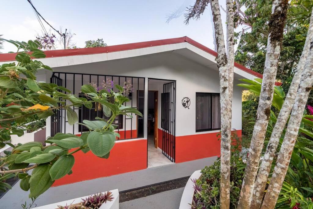 mały dom z czerwono-białą fasadą w obiekcie Casa Hummingbird Peace & Nature w mieście Palmares