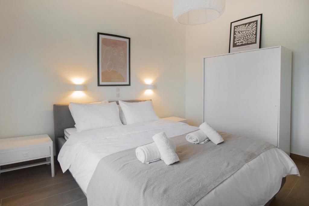 Uma cama ou camas num quarto em Thea Studios