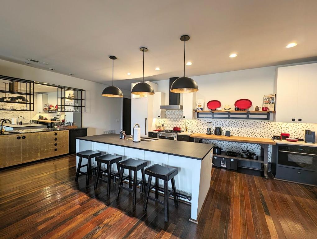 Η κουζίνα ή μικρή κουζίνα στο Cherry Street Luxury Apartment