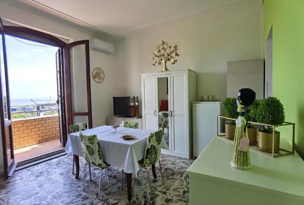 カターニアにあるLuxury Sisters House "Il Porticciolo"のテーブルと冷蔵庫のあるダイニングルーム