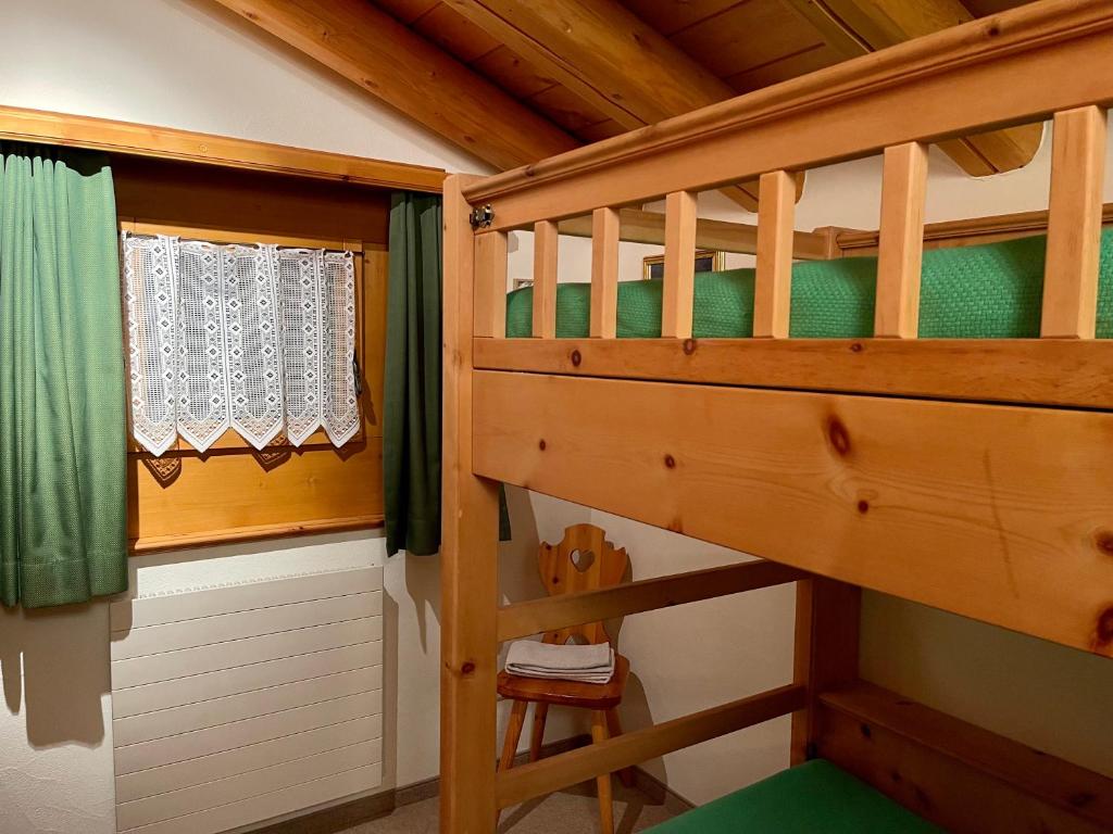ein Schlafzimmer mit Etagenbetten in einer Hütte in der Unterkunft Chalet near St.Moritz in Madulain