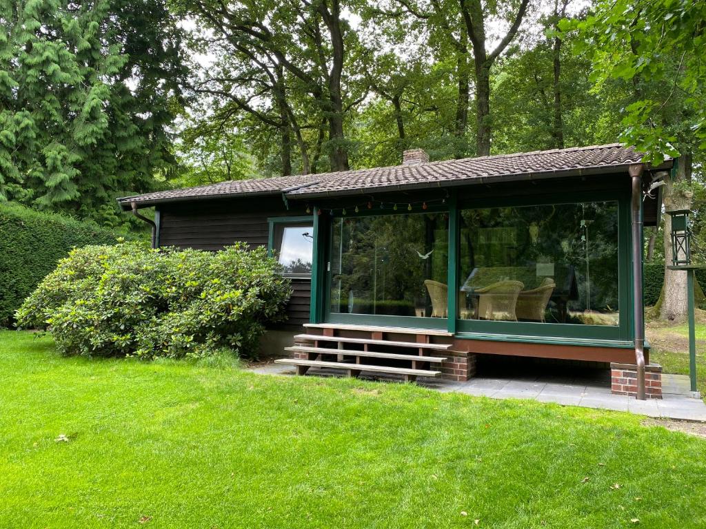 a small cabin with a large window in the grass at Schwedenhaus Dammer Berge in Damme