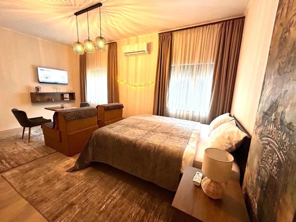 Pokój hotelowy z łóżkiem i biurkiem w obiekcie AD BASANTE w mieście Bosanski Šamac