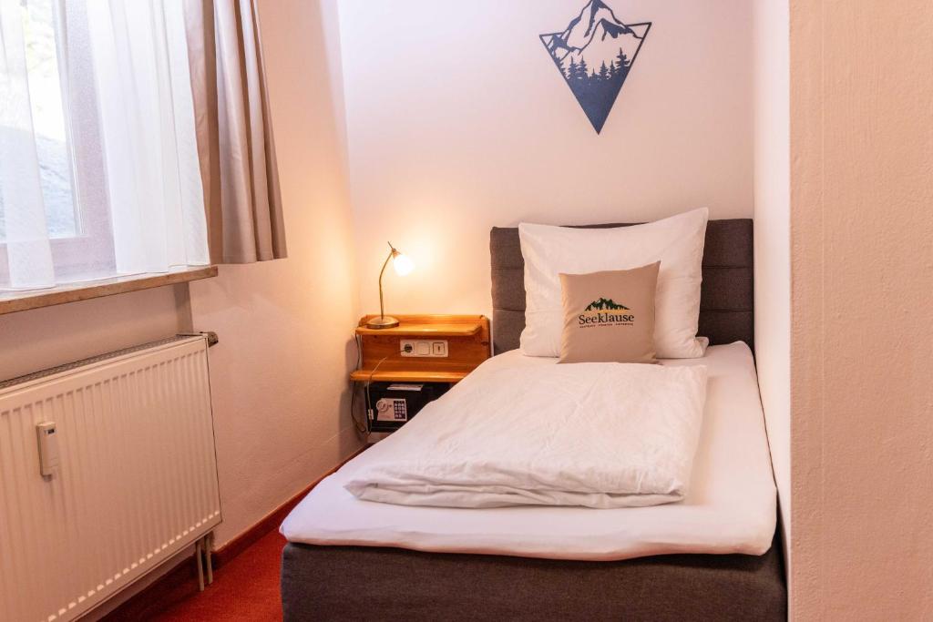 Postel nebo postele na pokoji v ubytování Gasthaus-Pension Seeklause