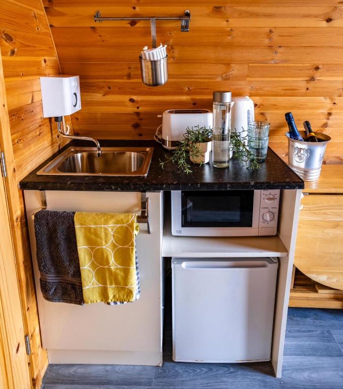 Kuchyň nebo kuchyňský kout v ubytování The Arns Glamping Pods