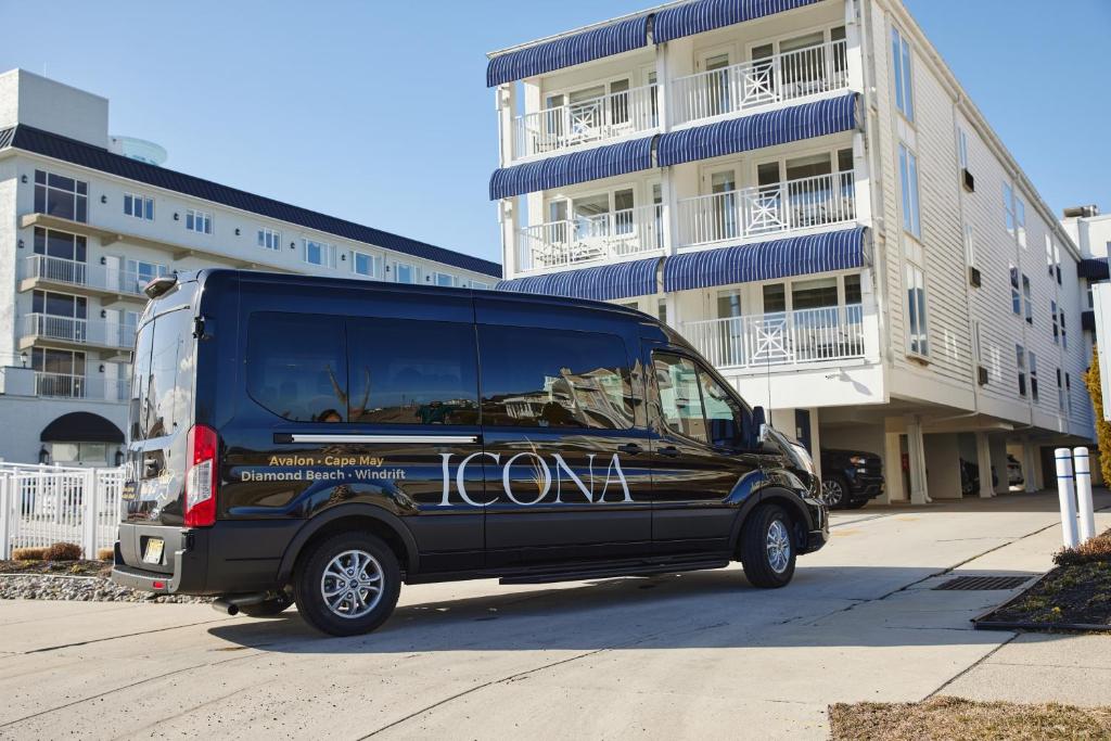 czarny van zaparkowany przed budynkiem w obiekcie ICONA Cape May w mieście Cape May